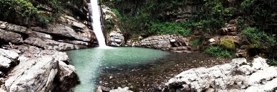 Pemandangan Curug Cileungsing dengan kolam jernih di bawah air terjun setinggi 12 meter dikelilingi tebing hijau